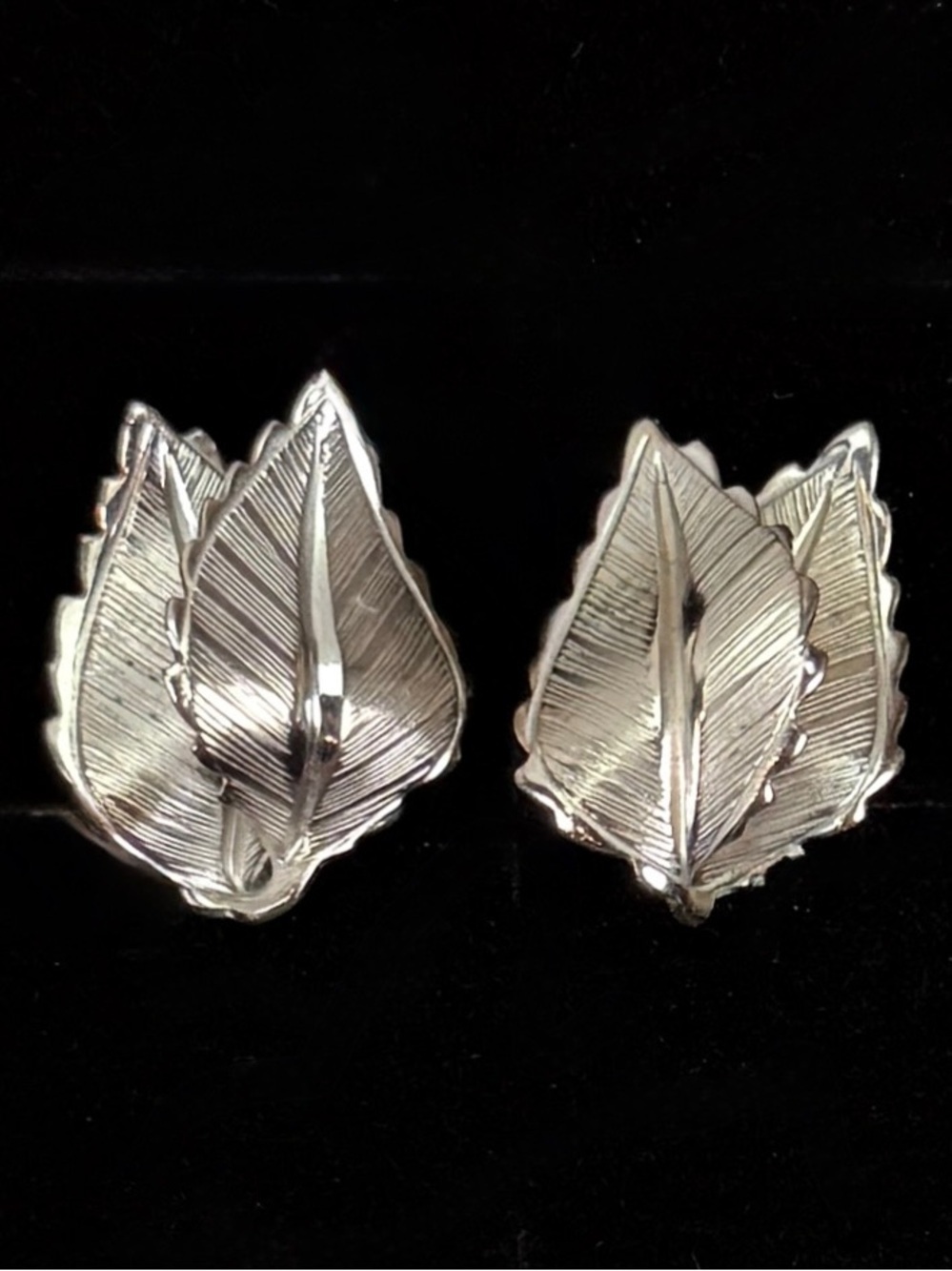 Vintage Giovanni Silver Tone Sculpted Leaf Clip On Earrings Signed Designer